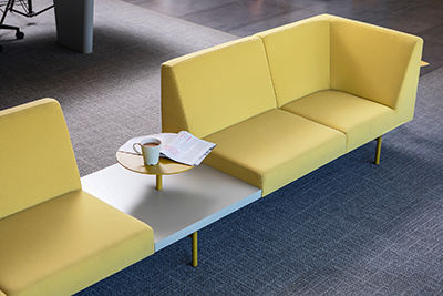 Мебель в совместных офисах простая, красочная и современная