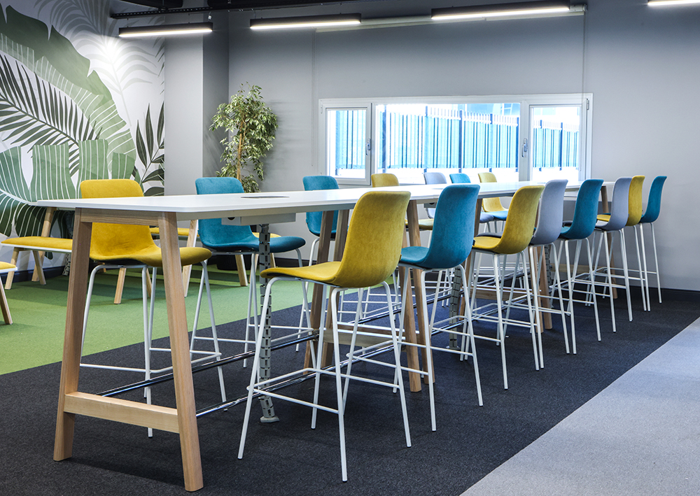 2024 Office Furniture Trends: Innovative and Dynamic Workspaces
