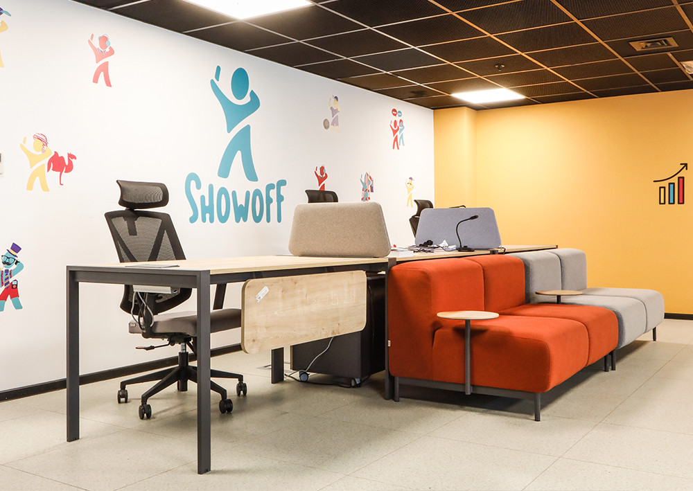 Paylaşımlı ofislerde mobilyalar sade, renkli ve modern